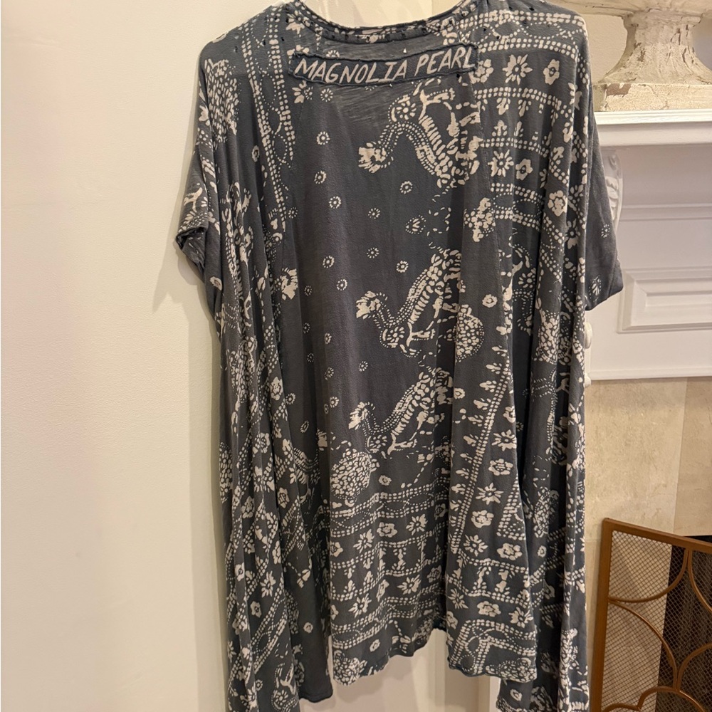 Gray and White Patterned Tunic Top - image 6